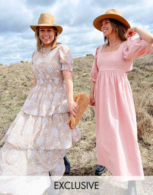 Labelrail x Collyer Twins – Midaxi-Kleid mit gestuftem Rock und Lochstickerei