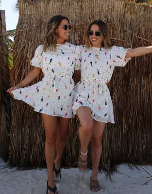 Labelrail x Collyer Twins mini puff sleeve dress in seahorse print with woven tie waist in white φωτογραφία