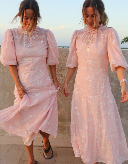 Labelrail x Collyer Twins – Rosa midaxiklänning med skira broderier och hög krage
