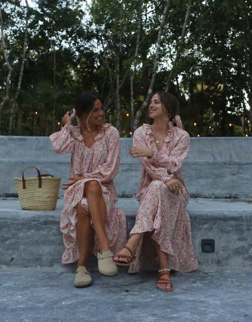 Labelrail x Collyer Twins – Rosa småblommig midaxiklänning med ballongärmar och volang, 2 av 4