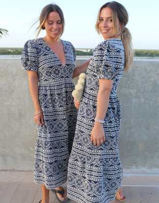 Labelrail x Collyer Twins - Wadenlanges Kleid in Marineblau mit Knopfleiste und Lochstickerei