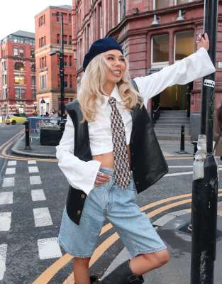 Labelrail x Daisy Birchall - Gilet aus schwarzem Kunstleder im Used-Look