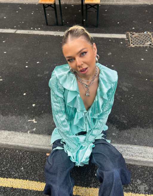 Labelrail x Daisy Birchall – Plisseebluse in Türkis mit Rüschen
