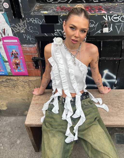 Labelrail x Daisy Birchall – Vit, enaxlad topp med volang och blomma