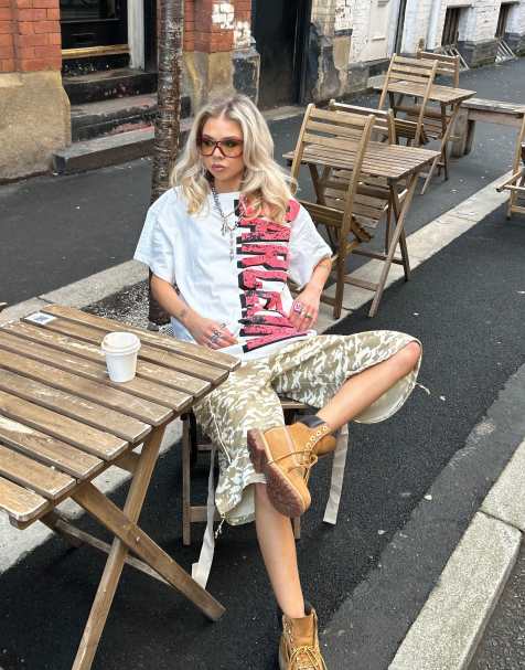 Labelrail x Daisy Birchall – Vit t-shirt i oversize med Barcelona-tryck - view 1