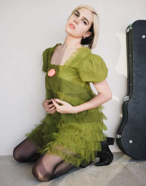 Labelrail x Julia Cumming – Kurzes, gestuftes Babydoll-Kleid in Khaki mit Rüschenbesatz