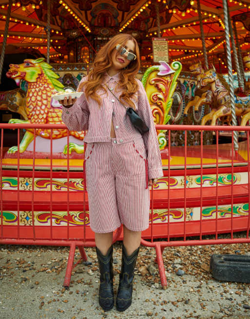 Labelrail x Laura Elizabeth Klein – Gestreifte Jeans-Jorts in Rot mit Bindedetail, Kombiteil