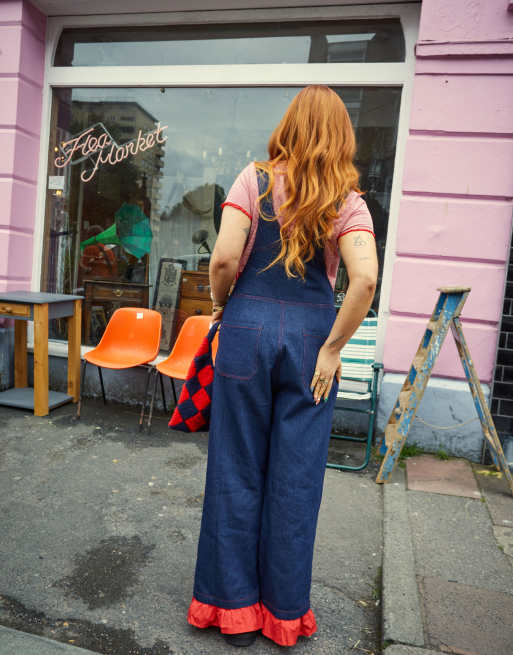 Labelrail x Laura Elizabeth Klein - Tuinbroek met ruches langs de rand in indigo, 4 van 4