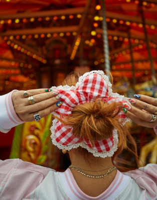 Labelrail x Laura Elizabeth Klein - Wattierter Scrunchie-Haargummi in Rot mit Vichy-Karo