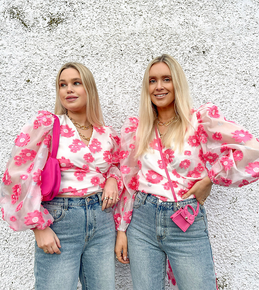 Labelrail X Olivia & Alice - Blouse met overslag en wijde mouwen in bloemenprint met textuur-Roze