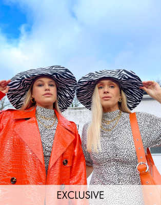 Thumbnail 1 van 4