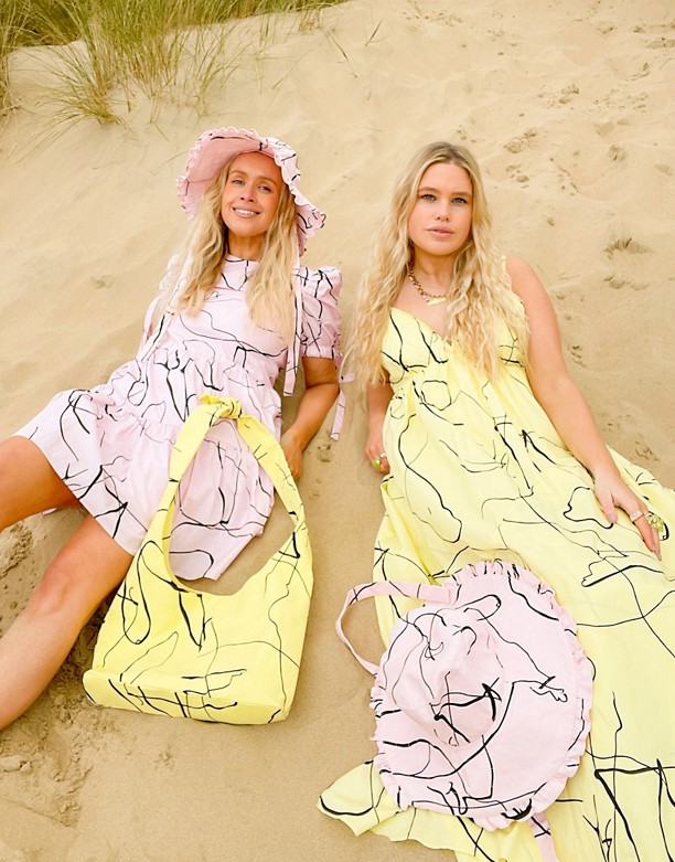 Labelrail x Olivia & Alice – Luźna sukienka maxi na ramiączkach, z pełną spÓdnicą i abstrakcyjnym wzorem ŻÓłty Odwiedzać 