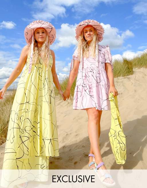 Labelrail x Olivia & Alice – Luźna sukienka mini z warstwowym dołem i abstrakcyjnym wzorem