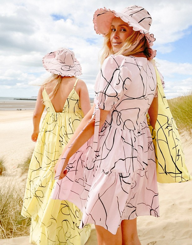  Kupić Labelrail x Olivia & Alice – Luźna sukienka mini z warstwowym dołem i abstrakcyjnym wzorem JasnorÓżowy