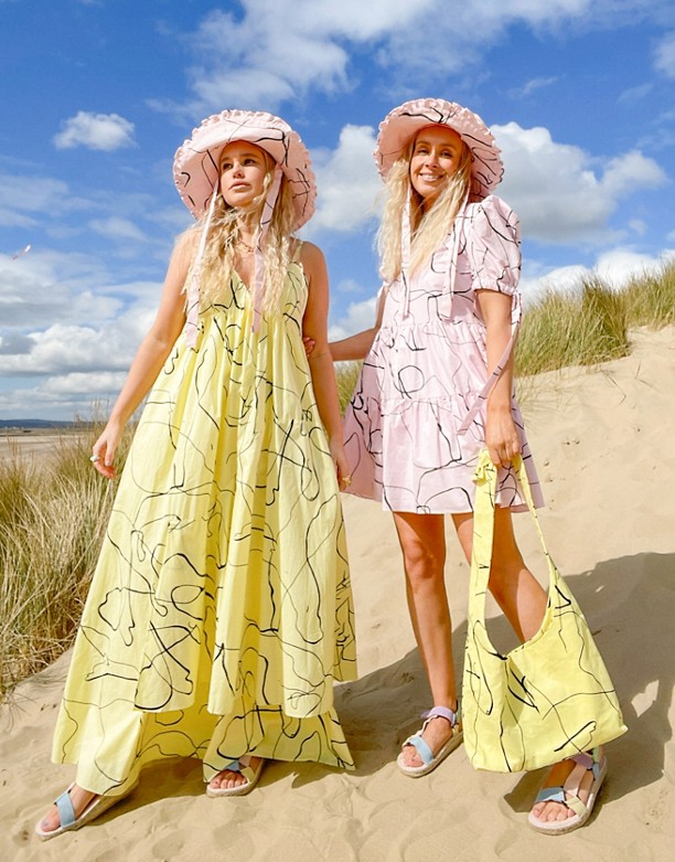  Kupić Labelrail x Olivia & Alice – Luźna sukienka mini z warstwowym dołem i abstrakcyjnym wzorem JasnorÓżowy