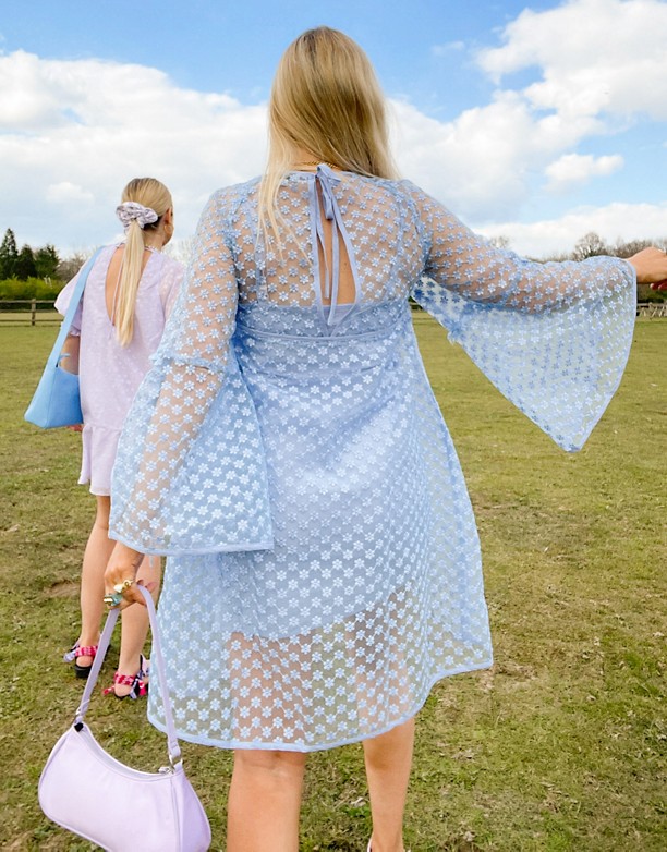  Duża Obniżka Labelrail x Olivia & Alice – Niebieska sukienka mini z haftowanym wzorem i rękawami z organzy Niebieski