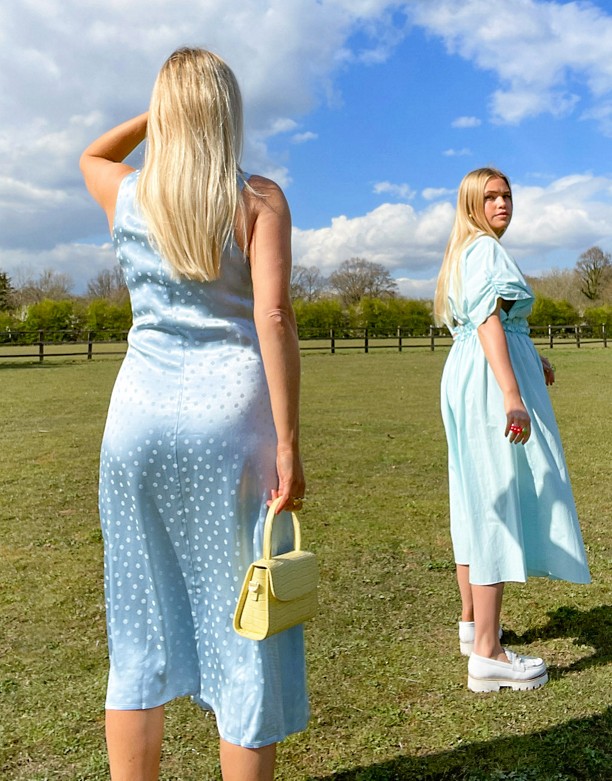 Doskonały Labelrail x Olivia & Alice – Satynowa sukienka midi na ramiączkach w stonowane kropki Niebieski