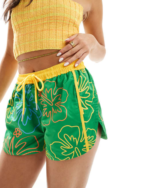 Labelrail x Olivia Grace Herring - Pantaloncini verdi a vita bassa con stampa di ibisco