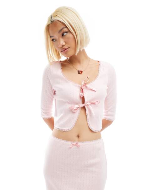 Labelrail x Olivia Grace Herring – Rosa, pointelle-stickad liten kofta med rosett framtill, del av set - view 1