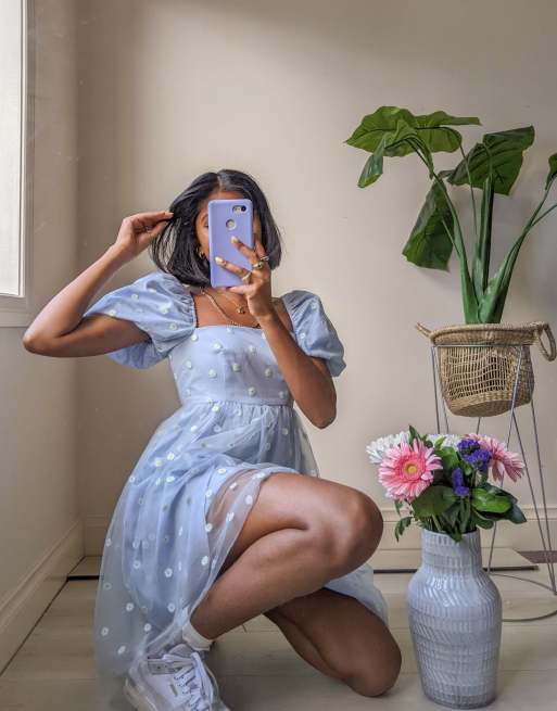 Labelrail x Pose and Repeat - Babydoll-minikjole med pufærmer broderet overlag med margueritter