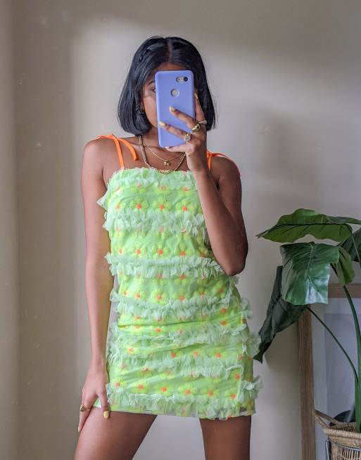 Labelrail x Pose and Repeat – Camisole-Minikleid mit Gänseblümchenmuster, Paillettenverzierung und Schnürung