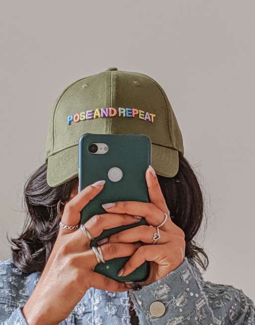 Labelrail x Pose and Repeat – Czapka z daszkiem w kolorze khaki z tęczowym logo
