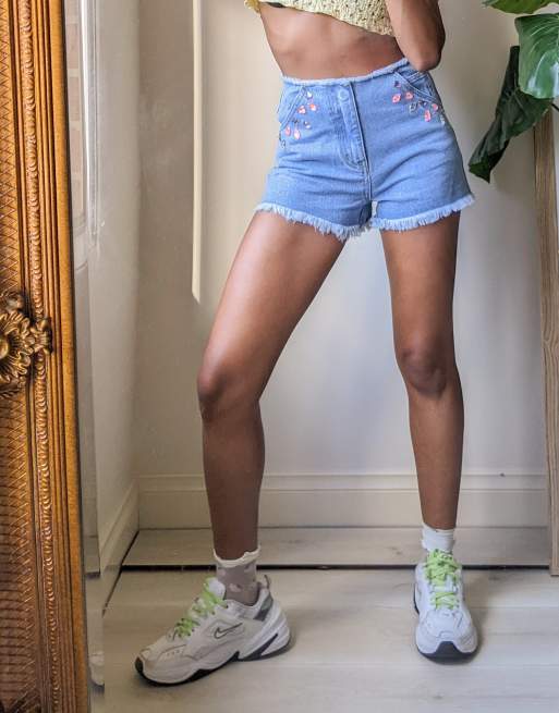 Outfit con pantaloncini di jeans shop