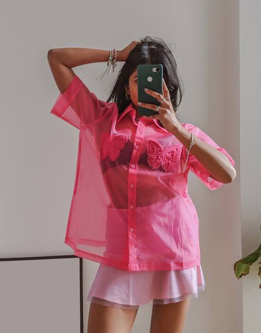 Labelrail x Pose and Repeat – Różowa koszula oversize z organzy z aplikacjami z motywem motyli
