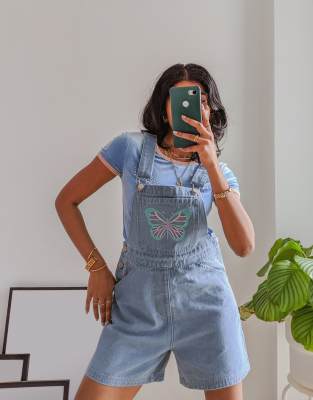 Labelrail x Pose and Repeat Salopette di jeans vintage corta blu con farfalla ricamata ASOS