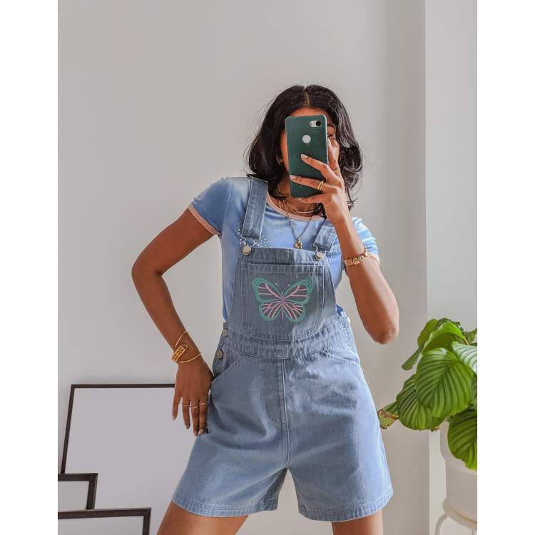 Labelrail x Pose and Repeat Salopette di jeans vintage corta blu con farfalla ricamata ASOS