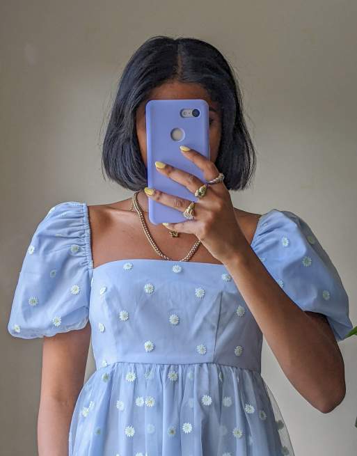 Labelrail x Pose and Repeat – Sukienka mini w stylu babydoll z haftowanymi stokrotkami i bufkami, 2 z 4