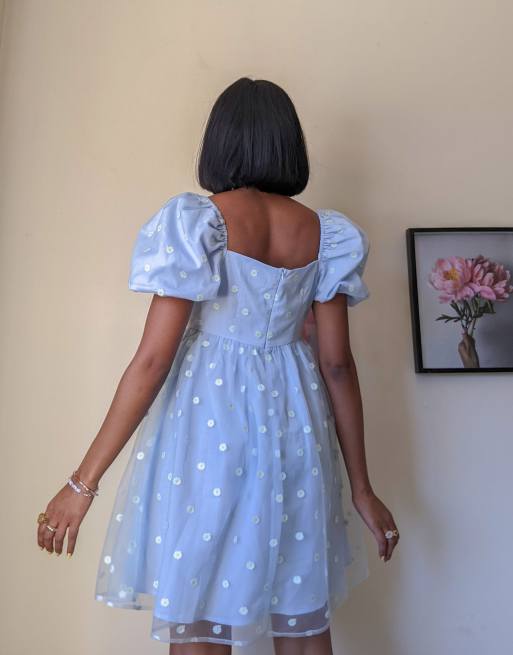 Labelrail x Pose and Repeat – Sukienka mini w stylu babydoll z haftowanymi stokrotkami i bufkami, 3 z 4