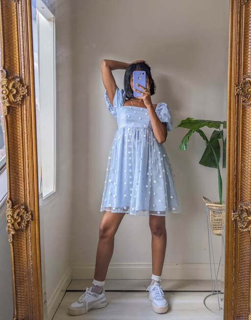 Labelrail x Pose and Repeat – Sukienka mini w stylu babydoll z haftowanymi stokrotkami i bufkami, 4 z 4