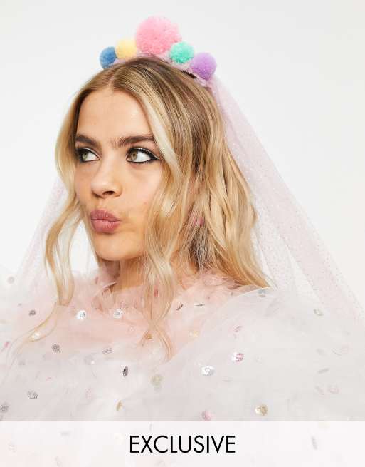 Labelrail x Rachel Burke – Glitzernder Haarreif mit Kammaufsatz, bunten Bommeln und glitzerndem Schleier