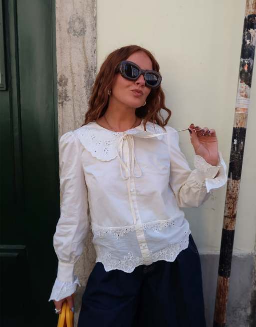 Labelrail x Rebecca Olivia - Blusa color crema con bordi ondulati in pizzo