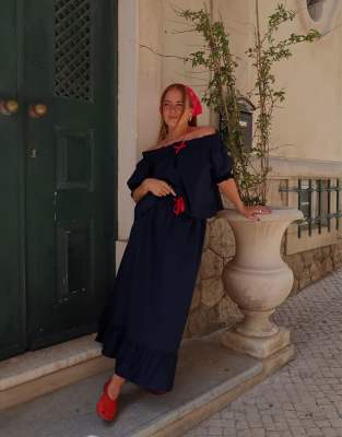 Labelrail x Rebecca Olivia - Bluse in Marineblau mit Off-Shoulder-Träger
