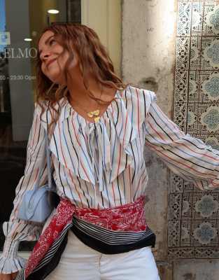 Labelrail x Rebecca Olivia - Bluse mit Kragendetail und auffälligem buntem Streifenmuster