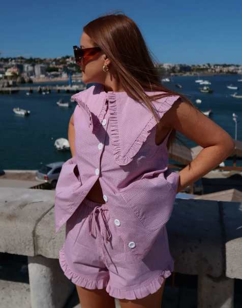 Labelrail x Rebecca Olivia - Geruite shorts van co-ord set met ruches aan de rand in rood - view 1