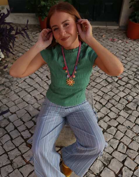 Labelrail x Rebecca Olivia – Gesmoktes, knapp geschnittenes T-Shirt in Jadegrün mit Vichy-Karomuster - view 1