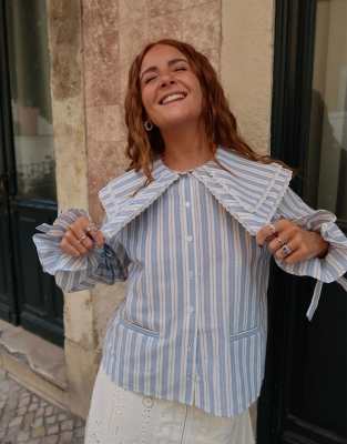 Labelrail x Rebecca Olivia - Gestreifte Tunika in Hellblau mit Kragendetail