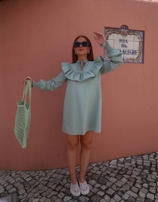 Labelrail x Rebecca Olivia - Gestreiftes Kleid in Grün und Lila mit Rüschen