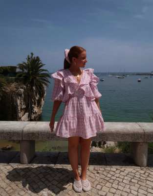 Labelrail x Rebecca Olivia - Kariertes Minikleid in Rosa mit Rüschen