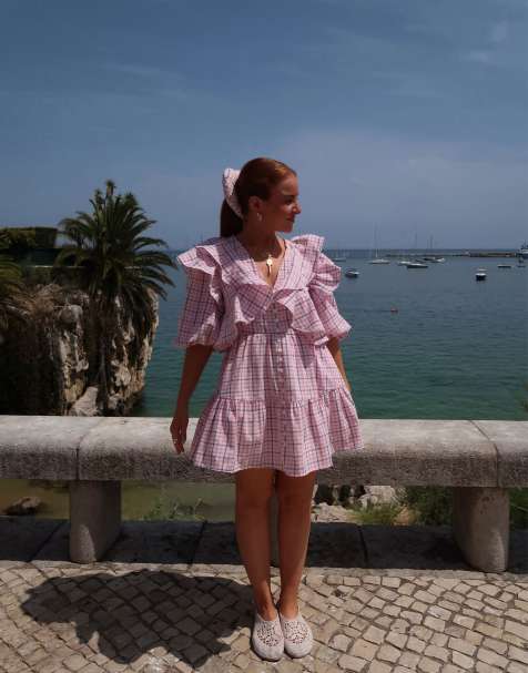 Labelrail x Rebecca Olivia – Kariertes Minikleid in Rosa mit Rüschen - view 1