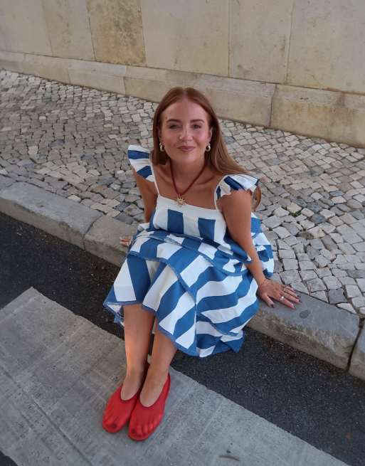 Labelrail x Rebecca Olivia - Robe volantée longueur mollet à bandes - Bleu marine et crème, 4 de 4