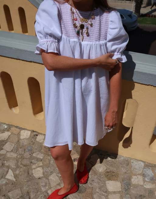 Labelrail x Rebecca Olivia - Vestito midi bianco e rosso con maniche a sbuffo e arricciatura, 2 di 4