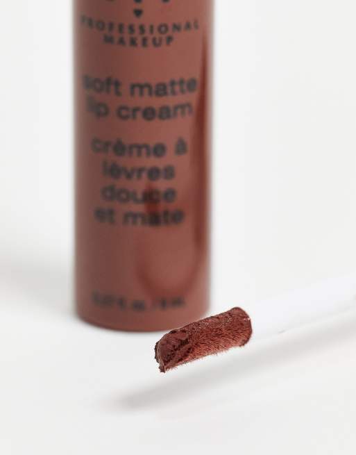 Labial cremoso Soft Matte de NYX Professional Makeup: Tono Berlin, 2 de 4