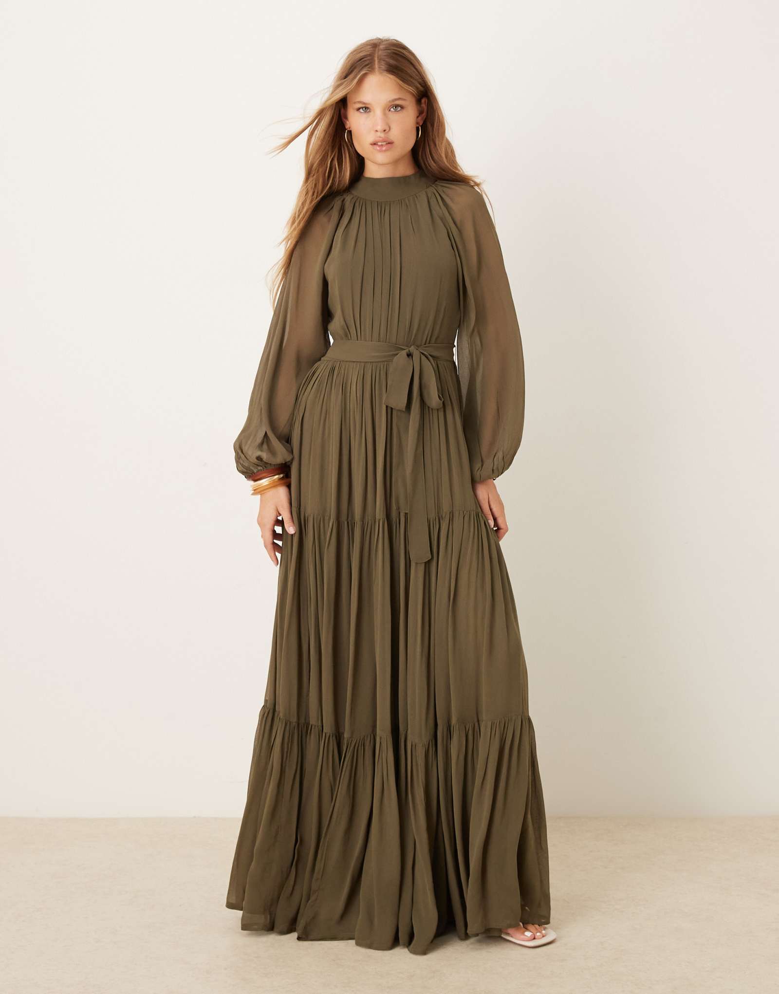 Многоярусное макси-платье с воздушными рукавами из кружева и бисера темно-оливкового цвета