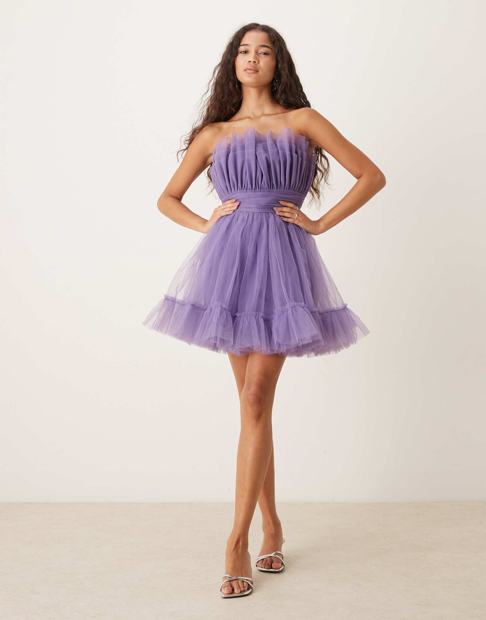 Структурированное мини-платье-бандо из кружева и бисера фиолетового цвета