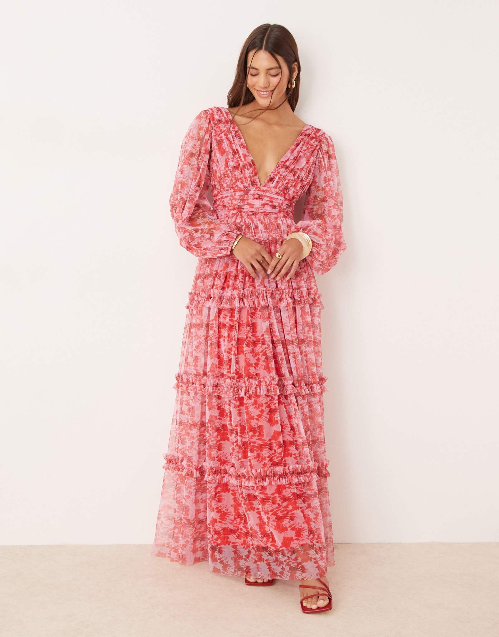 Макси-платье в стиле бохо с оборками из кружева и бисера в цветочек цвета фуксии