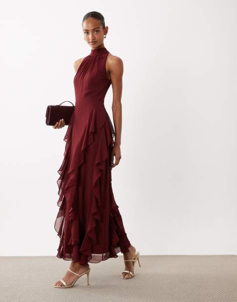 Lace & Beads – Bordowa sukienka maxi z zabudowanym dekoltem, odkrytymi plecami i falbankami - view 1